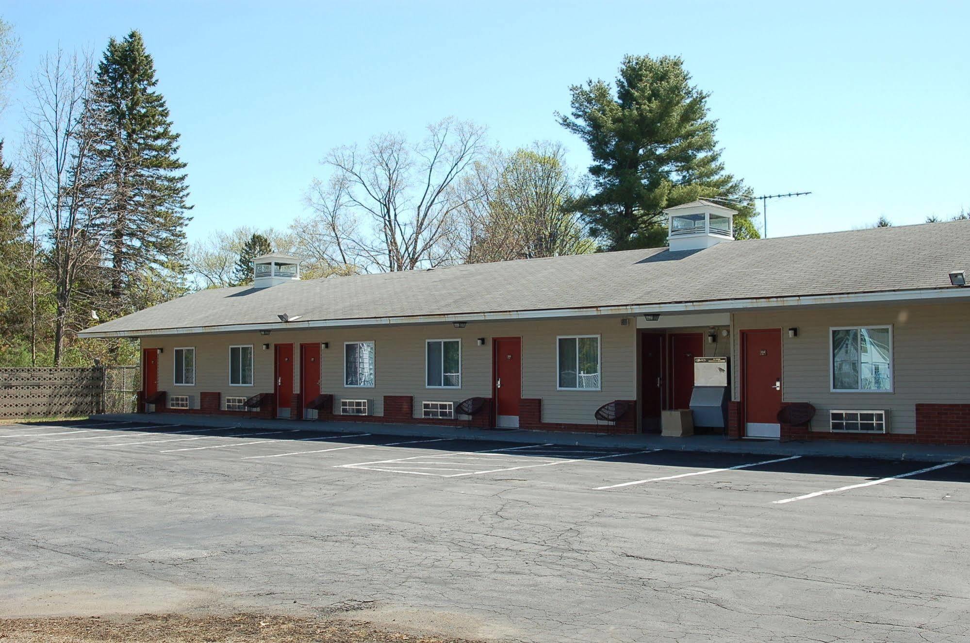 Blue Sky Inn Glens Falls-Saratoga-Lake George מראה חיצוני תמונה