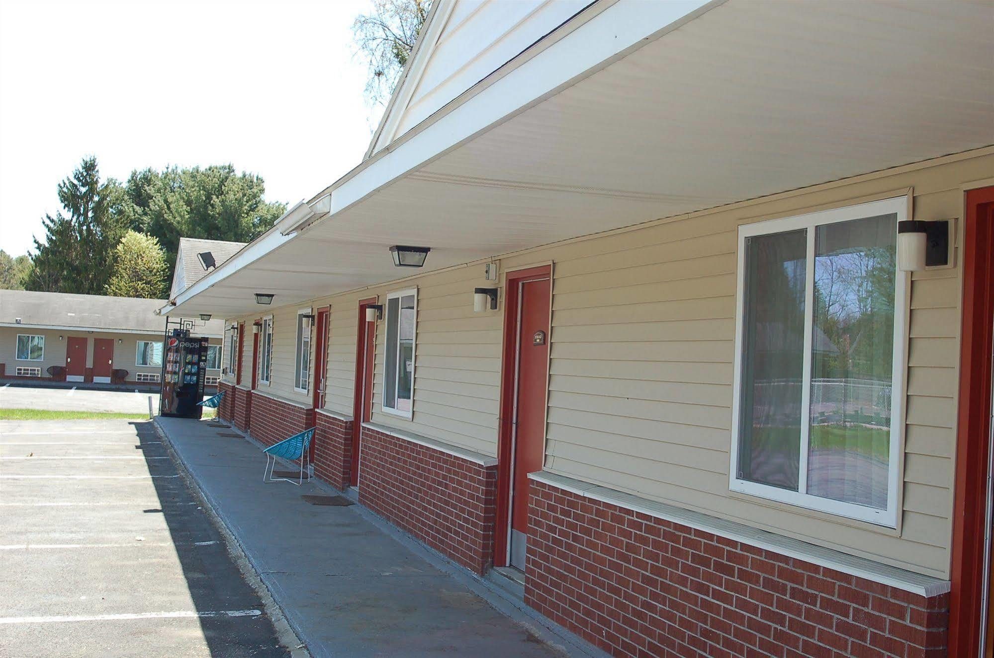 Blue Sky Inn Glens Falls-Saratoga-Lake George מראה חיצוני תמונה