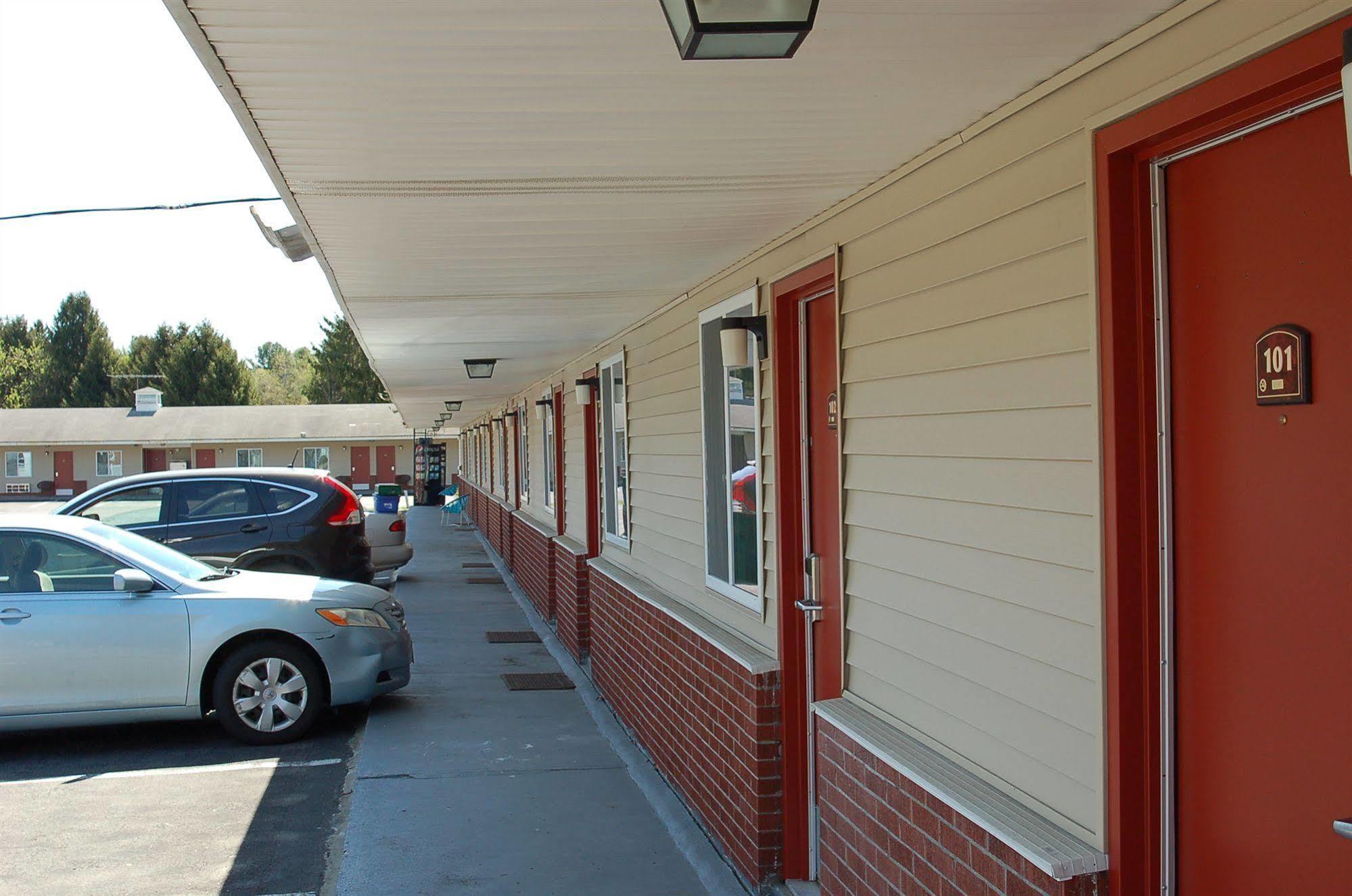 Blue Sky Inn Glens Falls-Saratoga-Lake George מראה חיצוני תמונה