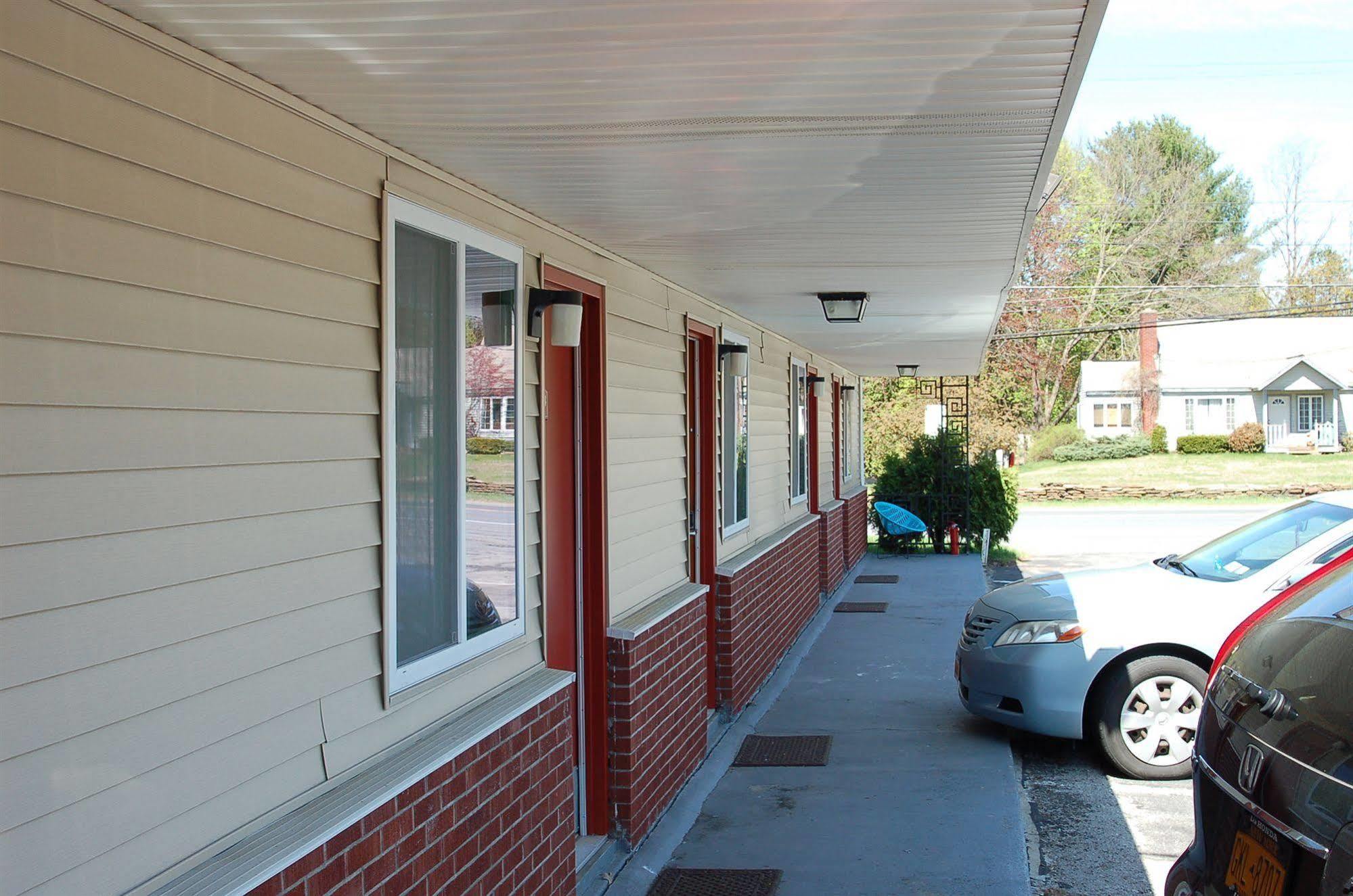 Blue Sky Inn Glens Falls-Saratoga-Lake George מראה חיצוני תמונה