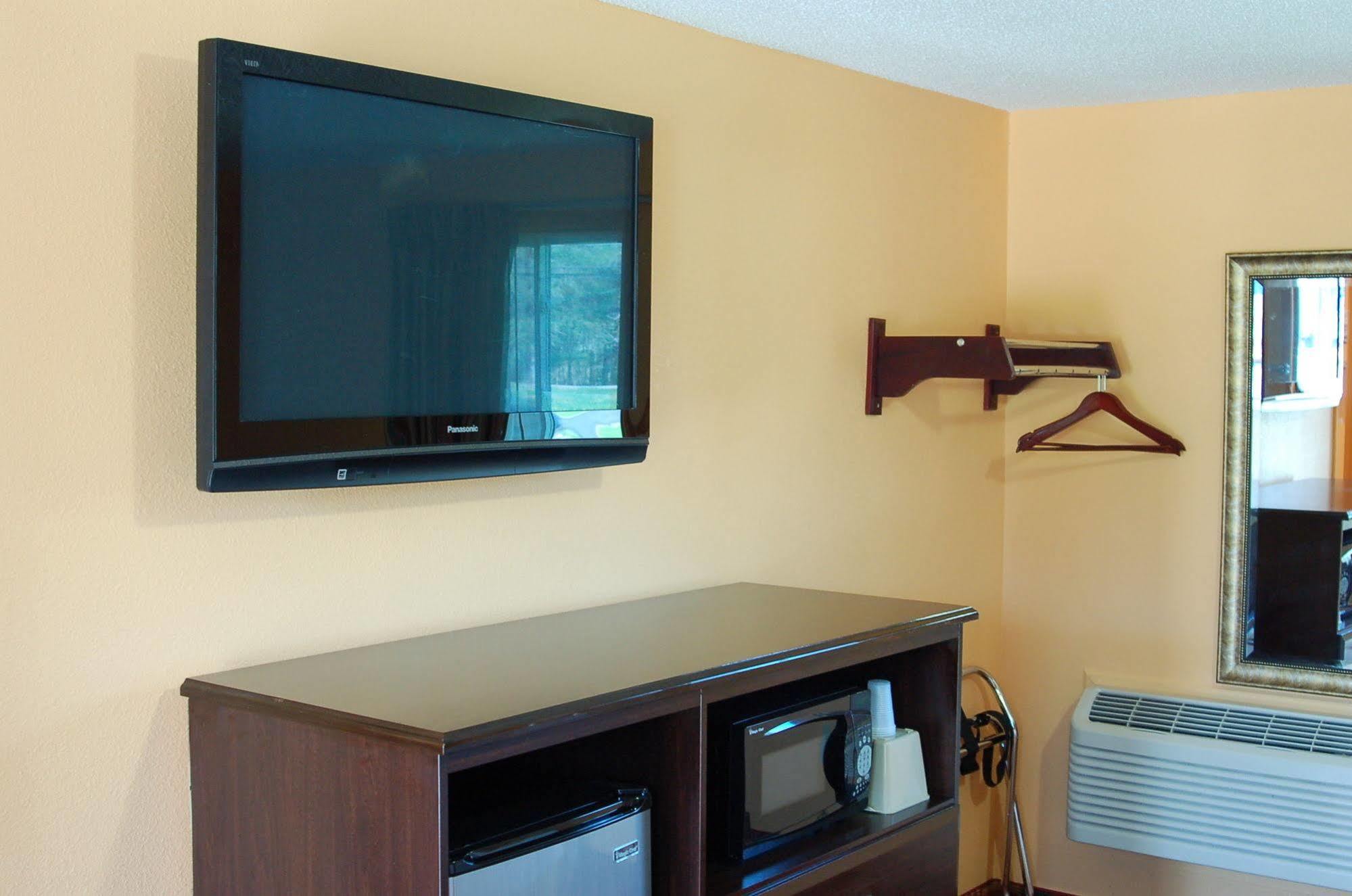 Blue Sky Inn Glens Falls-Saratoga-Lake George מראה חיצוני תמונה