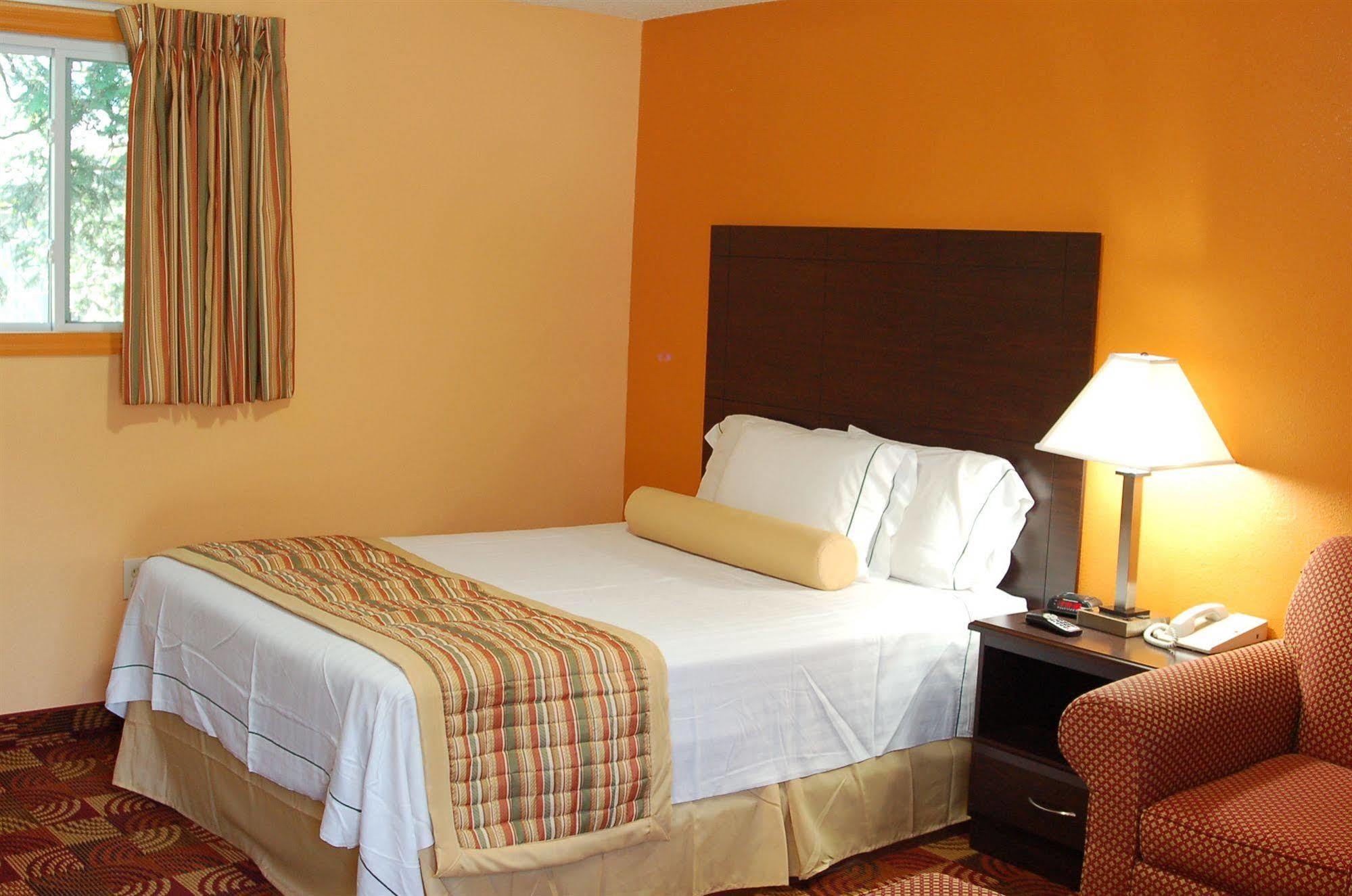 Blue Sky Inn Glens Falls-Saratoga-Lake George מראה חיצוני תמונה