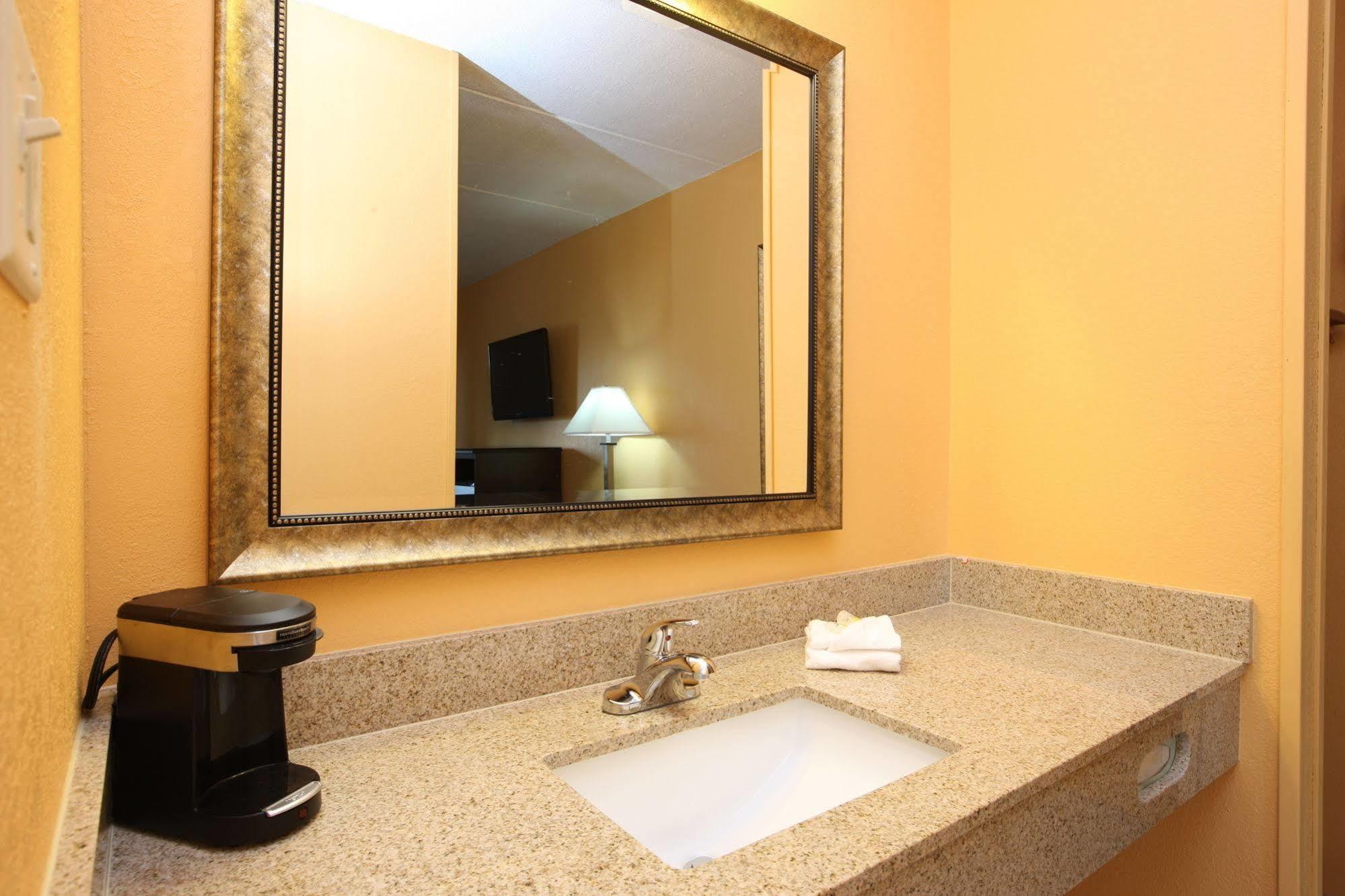 Blue Sky Inn Glens Falls-Saratoga-Lake George מראה חיצוני תמונה
