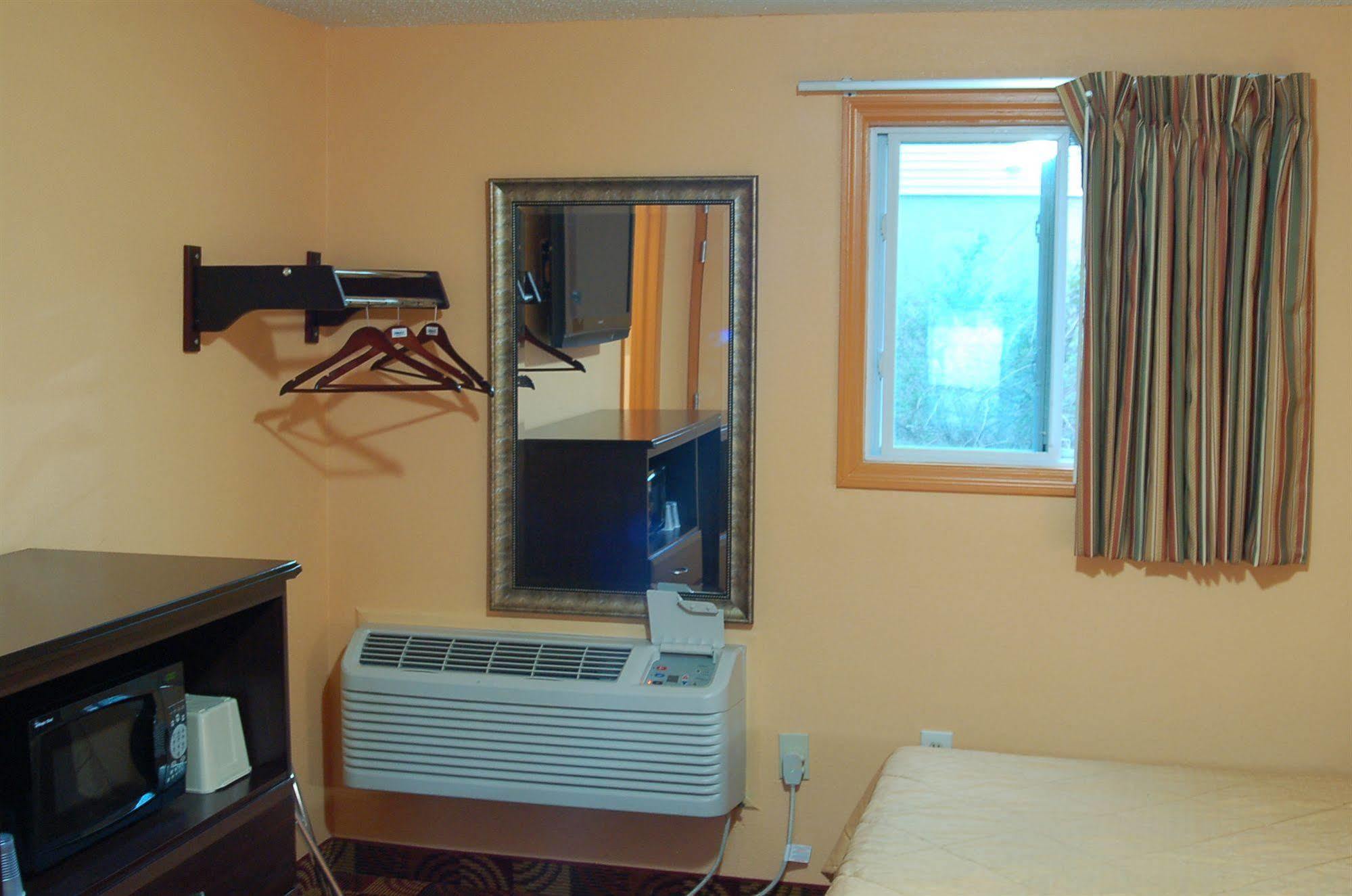Blue Sky Inn Glens Falls-Saratoga-Lake George מראה חיצוני תמונה