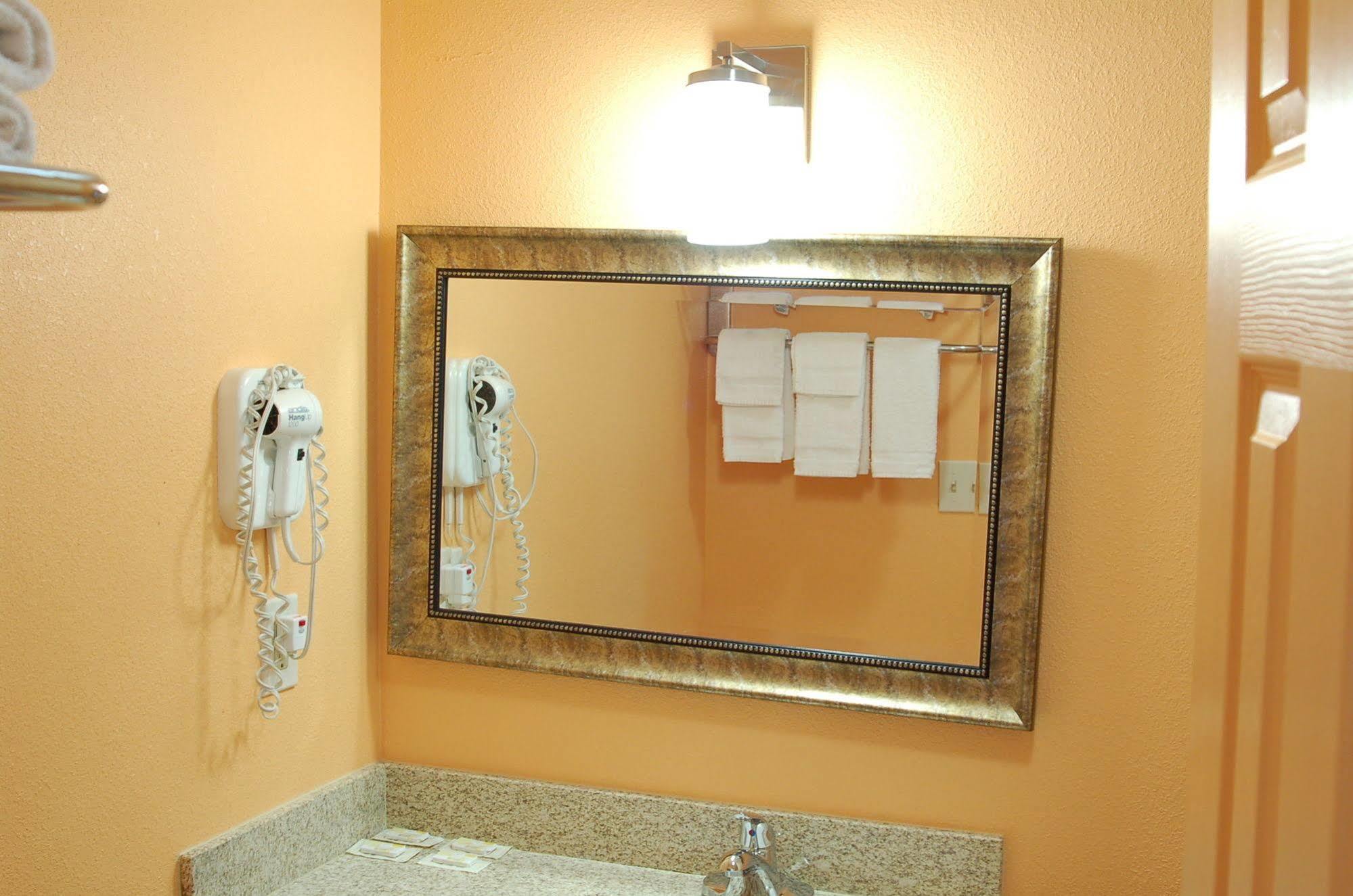 Blue Sky Inn Glens Falls-Saratoga-Lake George מראה חיצוני תמונה
