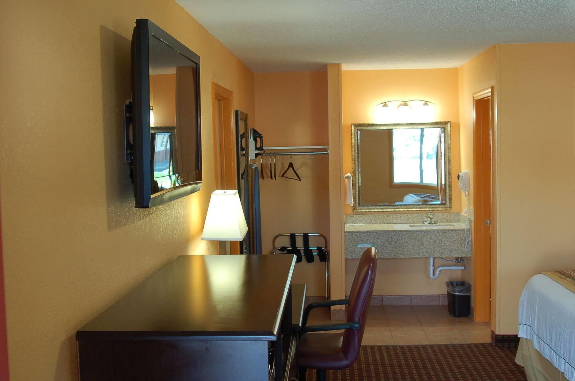 Blue Sky Inn Glens Falls-Saratoga-Lake George מראה חיצוני תמונה