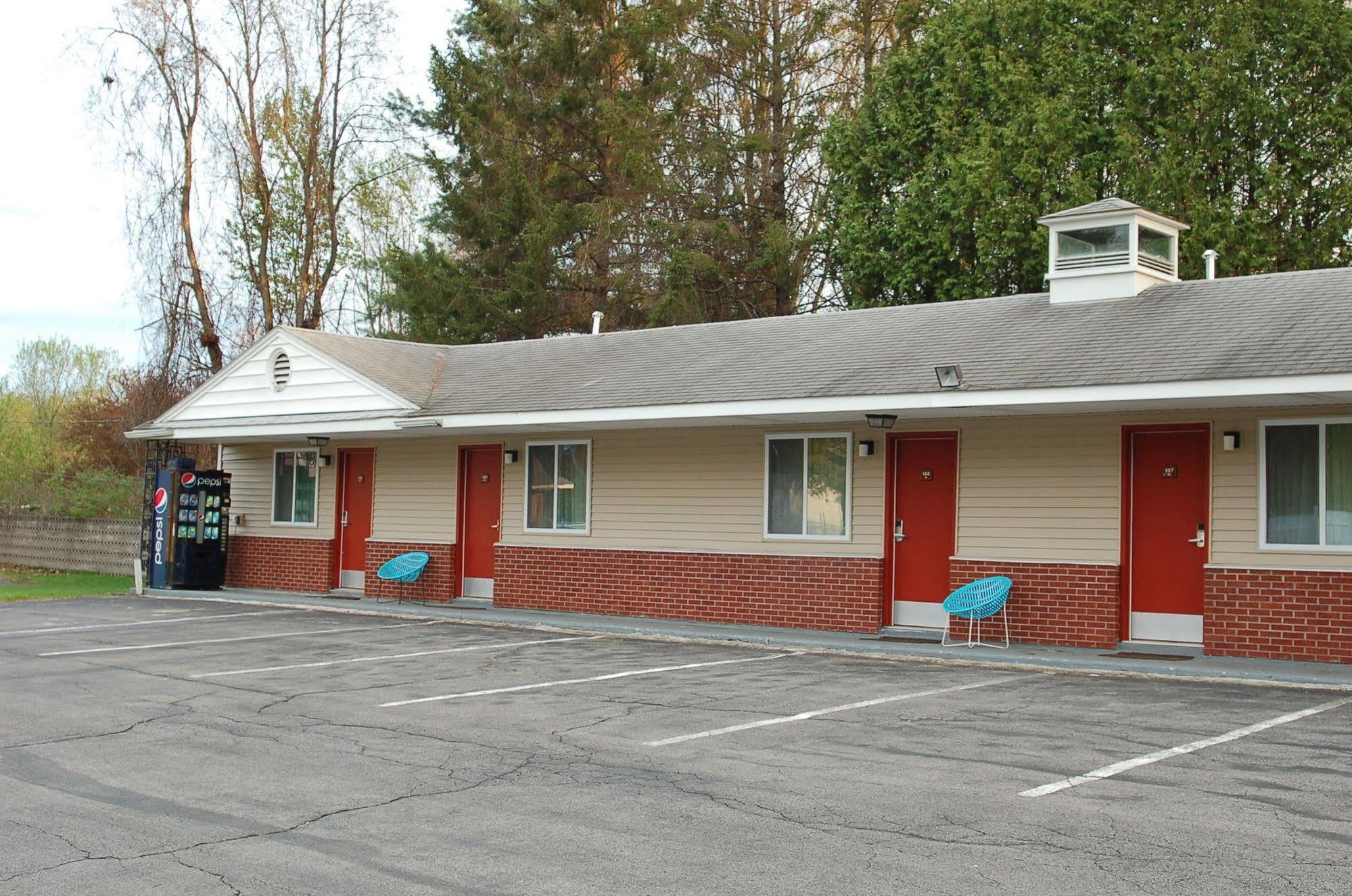 Blue Sky Inn Glens Falls-Saratoga-Lake George מראה חיצוני תמונה